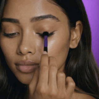 professional model seamless eyeshadow blending on eyelid with veraVia flame shape brush
